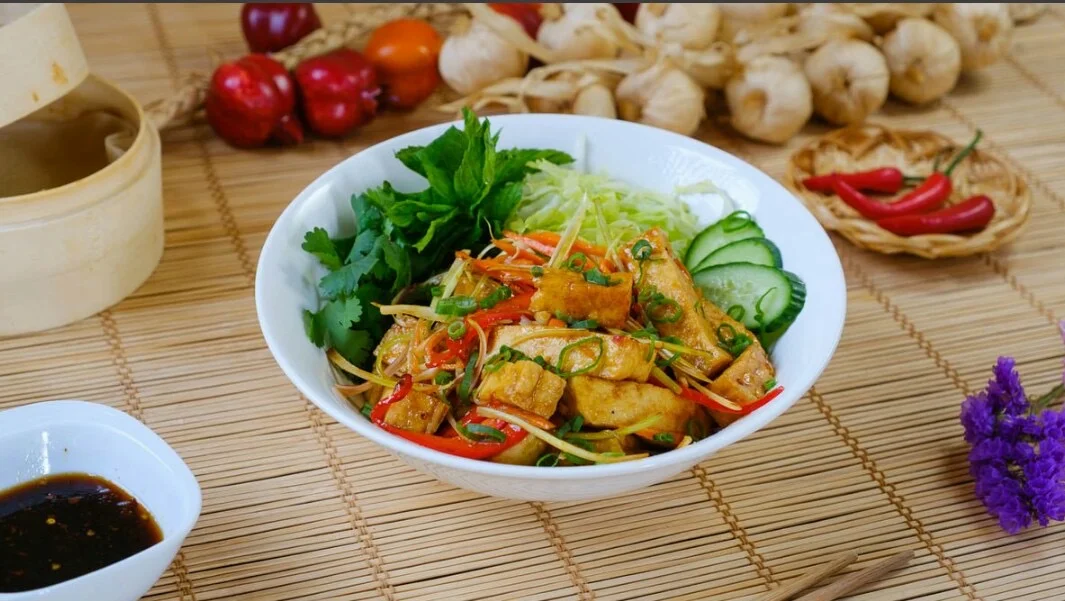 Crispy tofu bowl with herbs, chilli and pickled vegetables